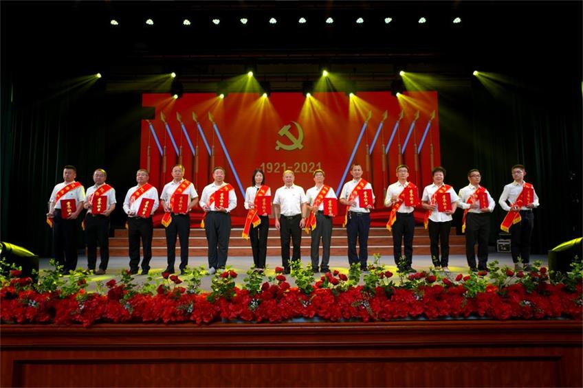 优秀共产党员 徐日君_看图王.jpg