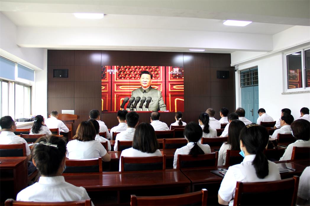 01 全体教职工在311会议室集中观看大会直播_看图王.jpg