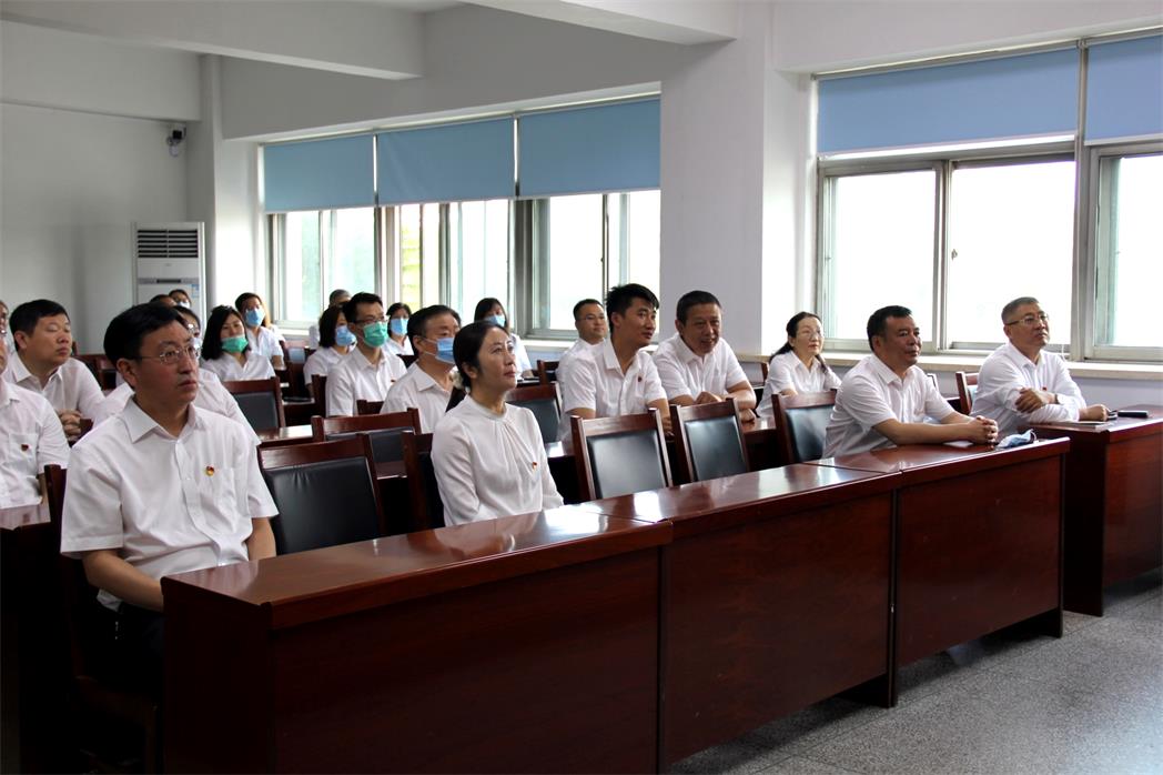 学院领导班子带头认真学习大会精神1_看图王.jpg