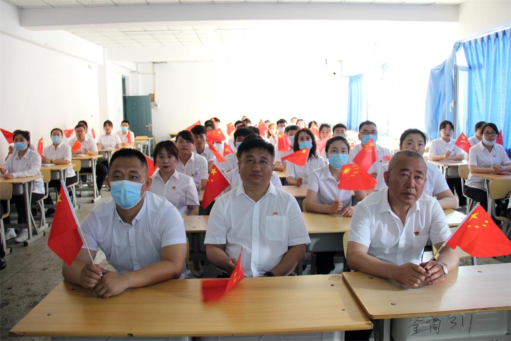 学团办公室全体班主任和学生代表在314教师收看大会直播1_看图王.jpg