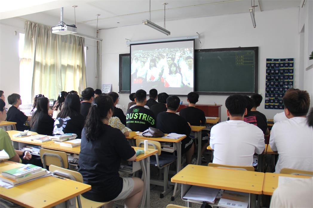 各专业同学多媒体教室收看大会_看图王.jpg